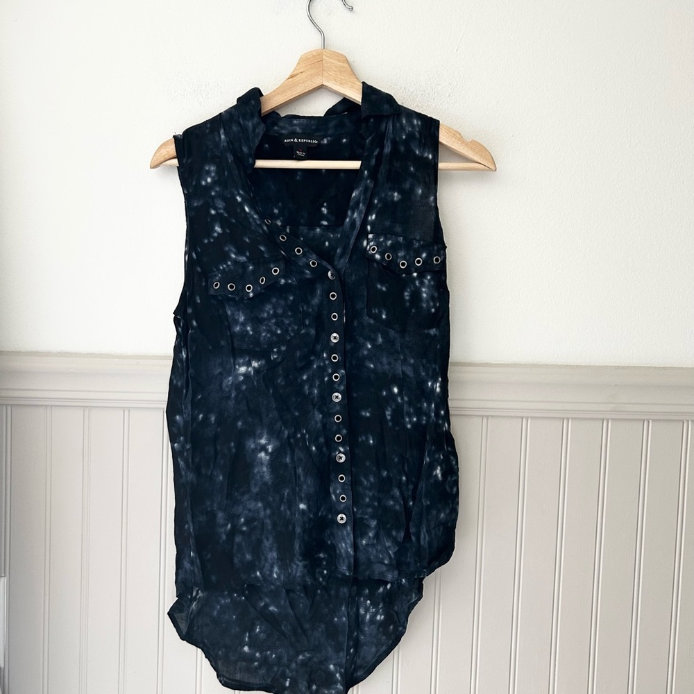 Rock & Republic Small Blue Black Sleeveless Tie-Dye Collared Embellished Top